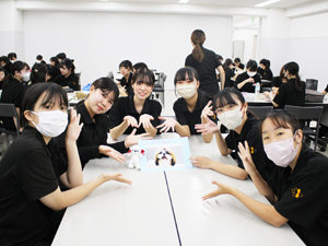 １年生、飾りのリボンを手作り！